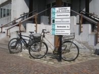 Biciclette legate dove capita all'interno del San Matteo